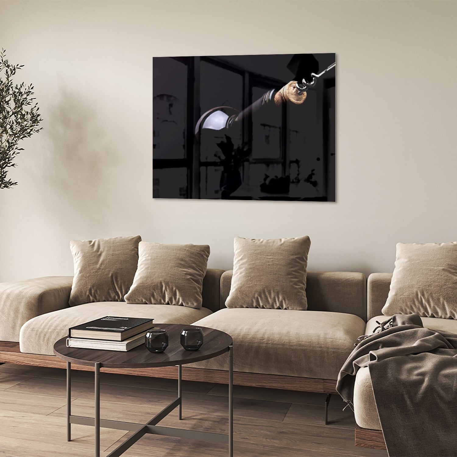 Glazen schilderij met handvat in een modern interieur.