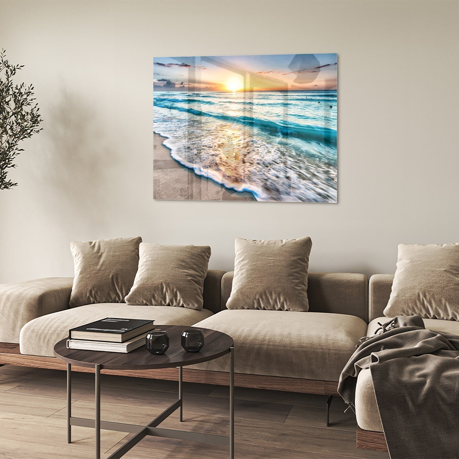 Glazen schilderij van een zonsondergang boven de zee, met kalme golven en zand.