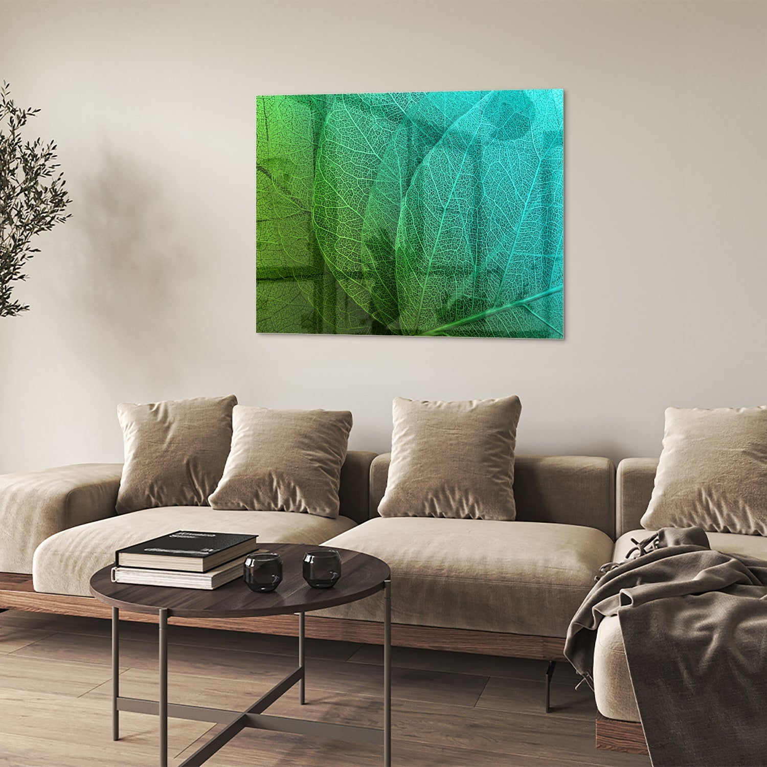 Glas schilderij met de structuur van groene bladeren aan een muur.