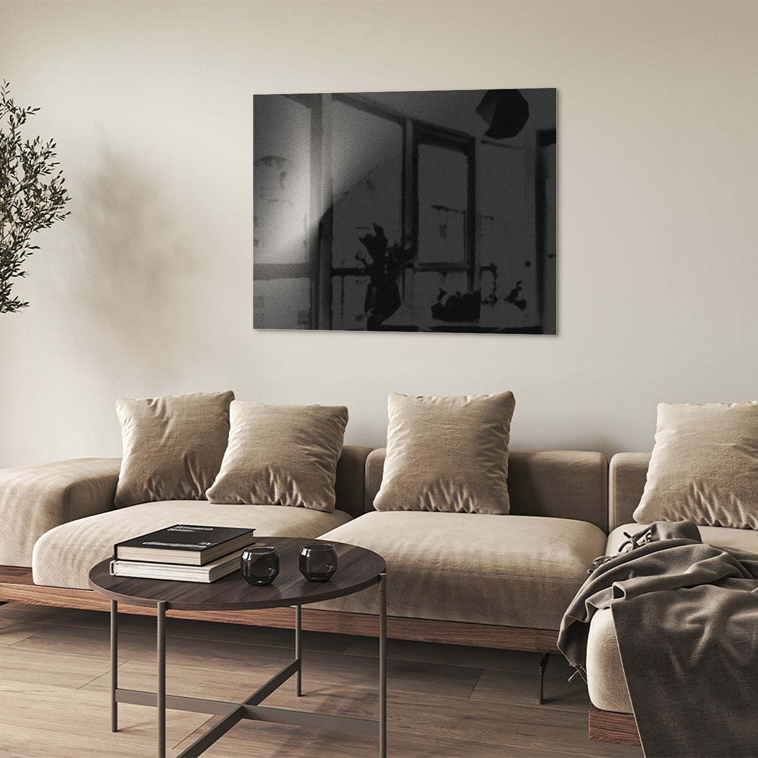 Moderne glazen schilderij op een witte muur in een stijlvolle woonkamer.