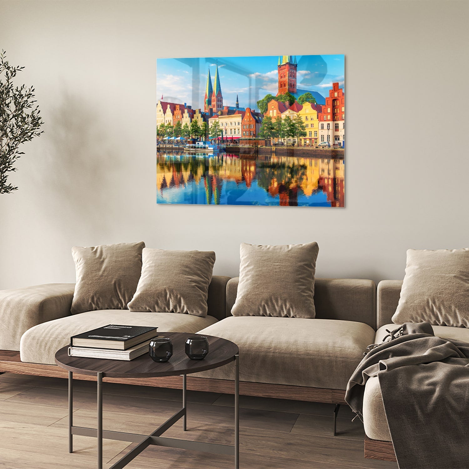 Kleurrijk glazen schilderij van een stadszicht met reflecties in het water