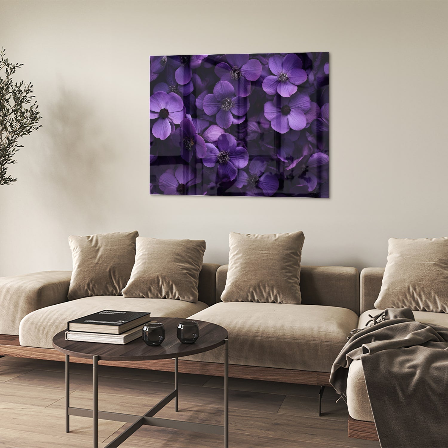 Paarse bloemen op een glazen schilderij aan de muur in een moderne woonkamer.