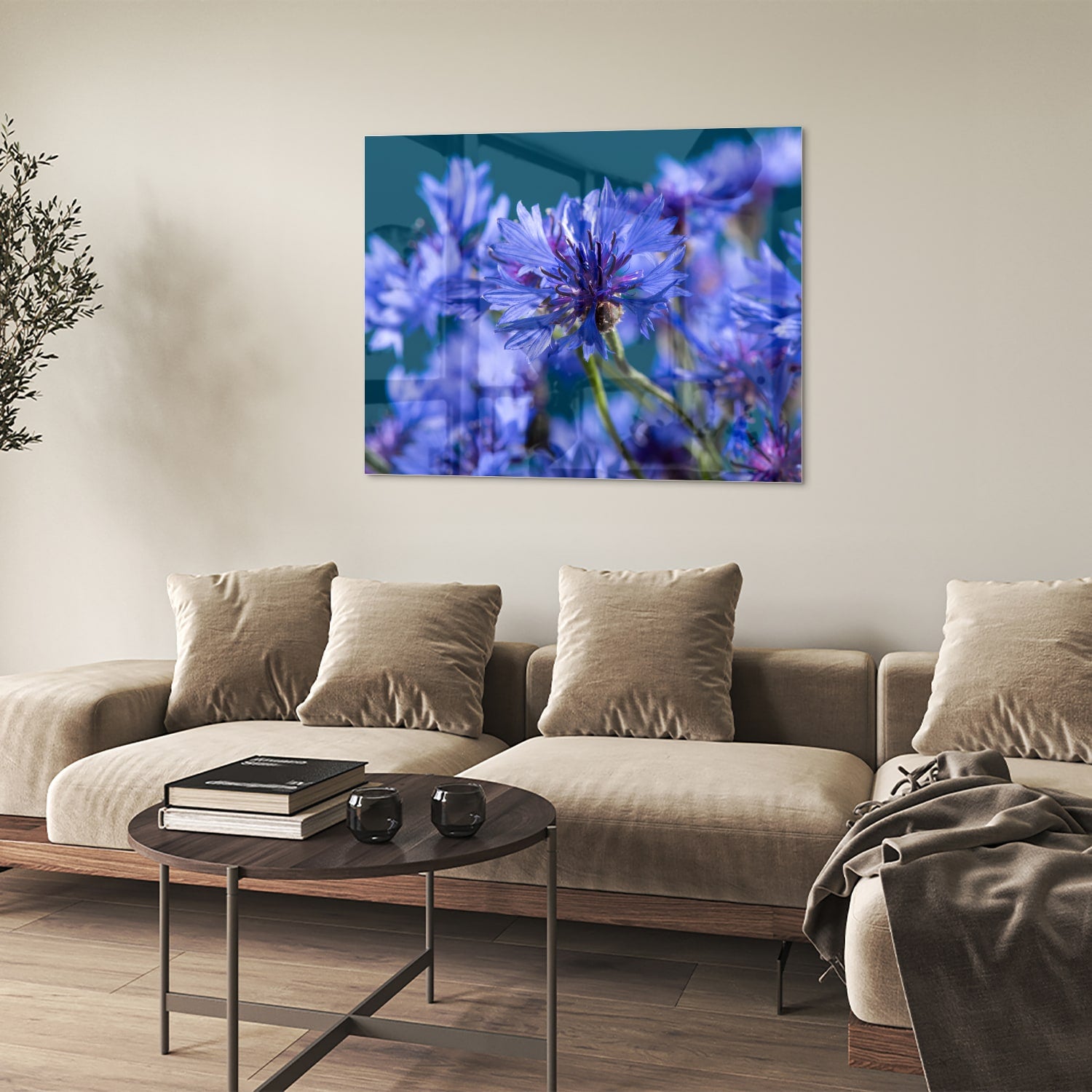 Een glazen schilderij met paarse bloemen op een witte muur, in een sfeervolle woonkamer.