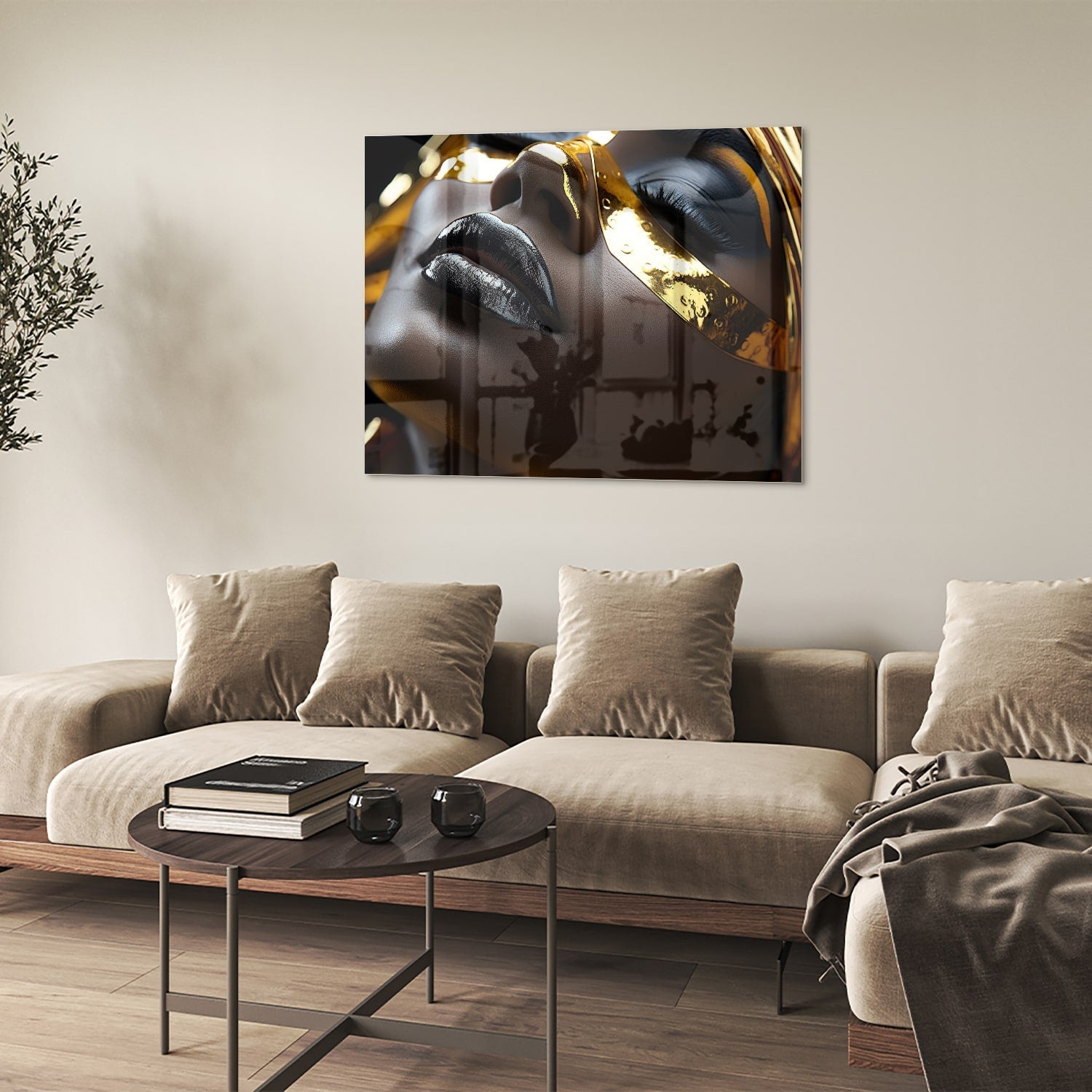 Glazen schilderij van een vrouwelijk gezicht met gouden accenten op een muur.