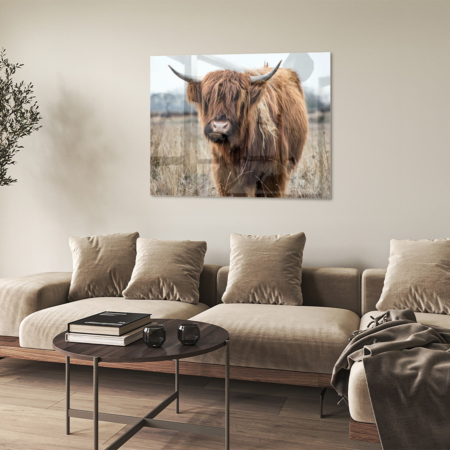 Glazen schilderij met een Houten Hooglander in een natuurlijke omgeving.