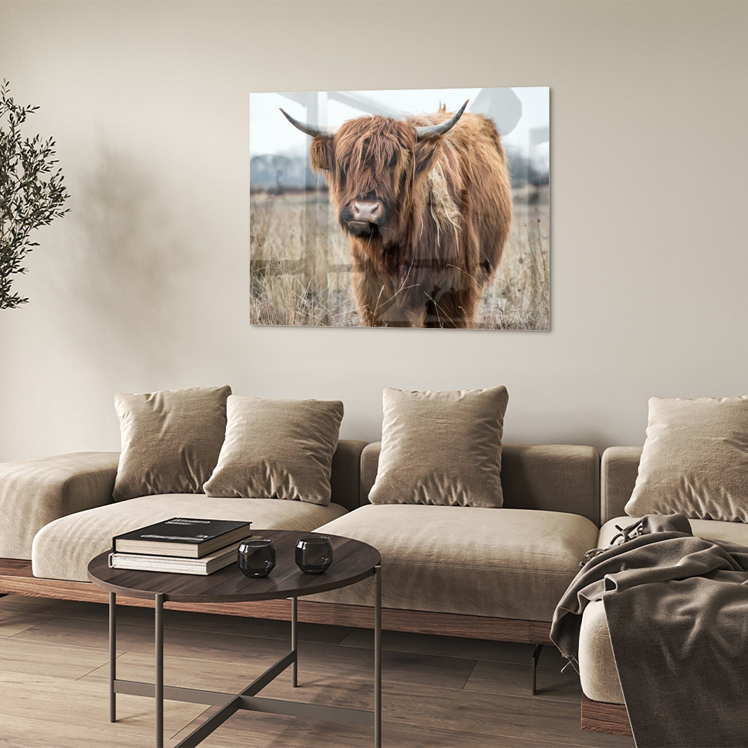 Glazen schilderij met een Houten Hooglander in een natuurlijke omgeving.