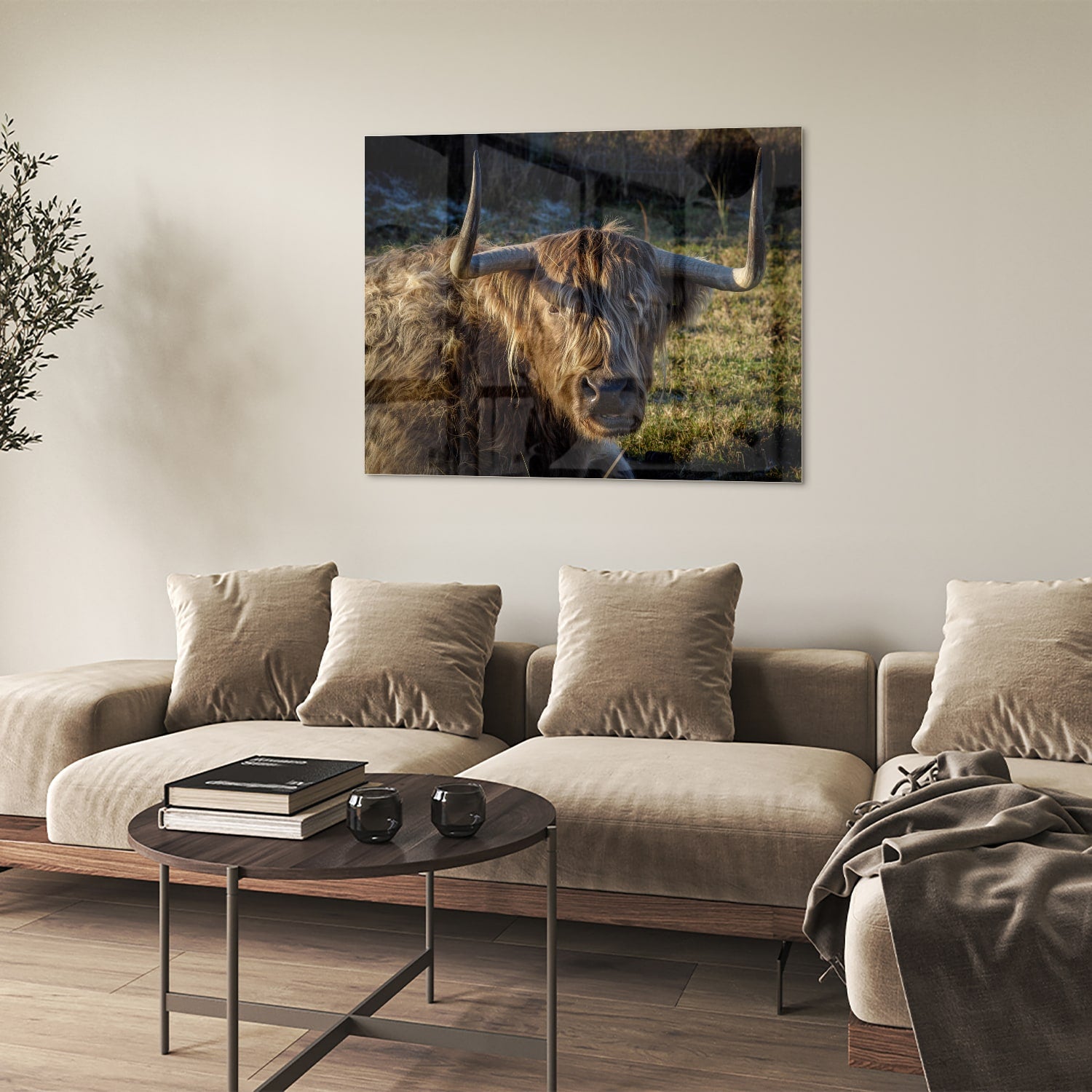 Glazen schilderij van een Highlander rund in een groene omgeving