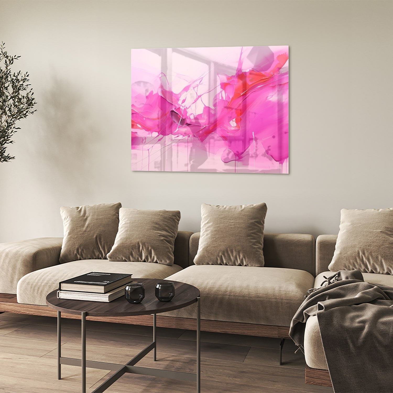 Abstract glazen schilderij met felle roze tinten aan de muur