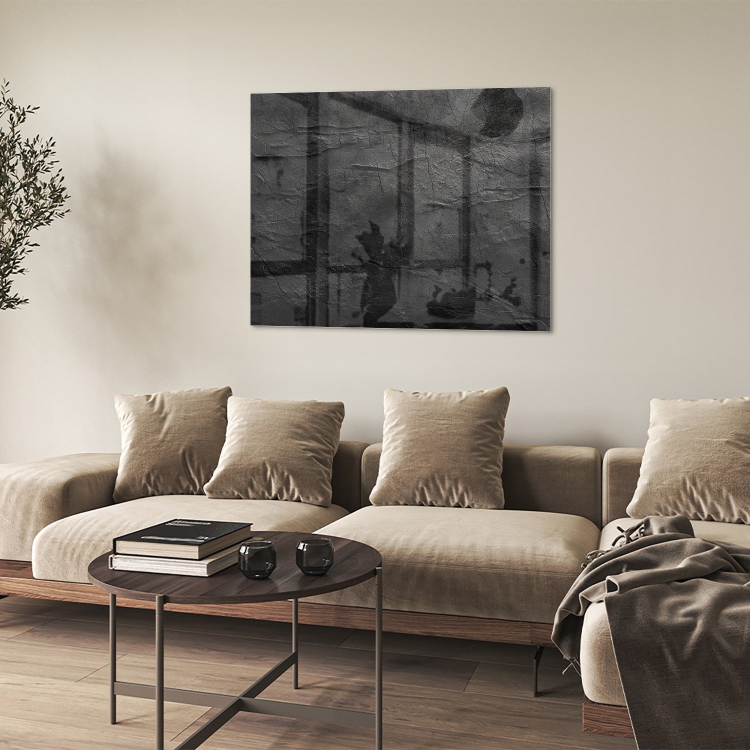 Abstract glazen schilderij in zwart en wit hangt aan de muur in een moderne woonkamer.