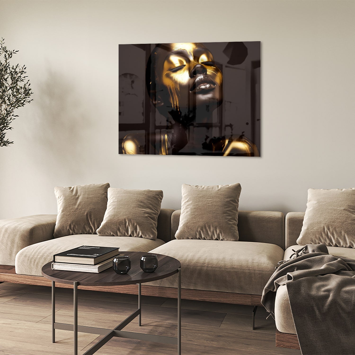 Glazen schilderij met een vrouwelijk gezicht in gouden tinten op een witte muur.