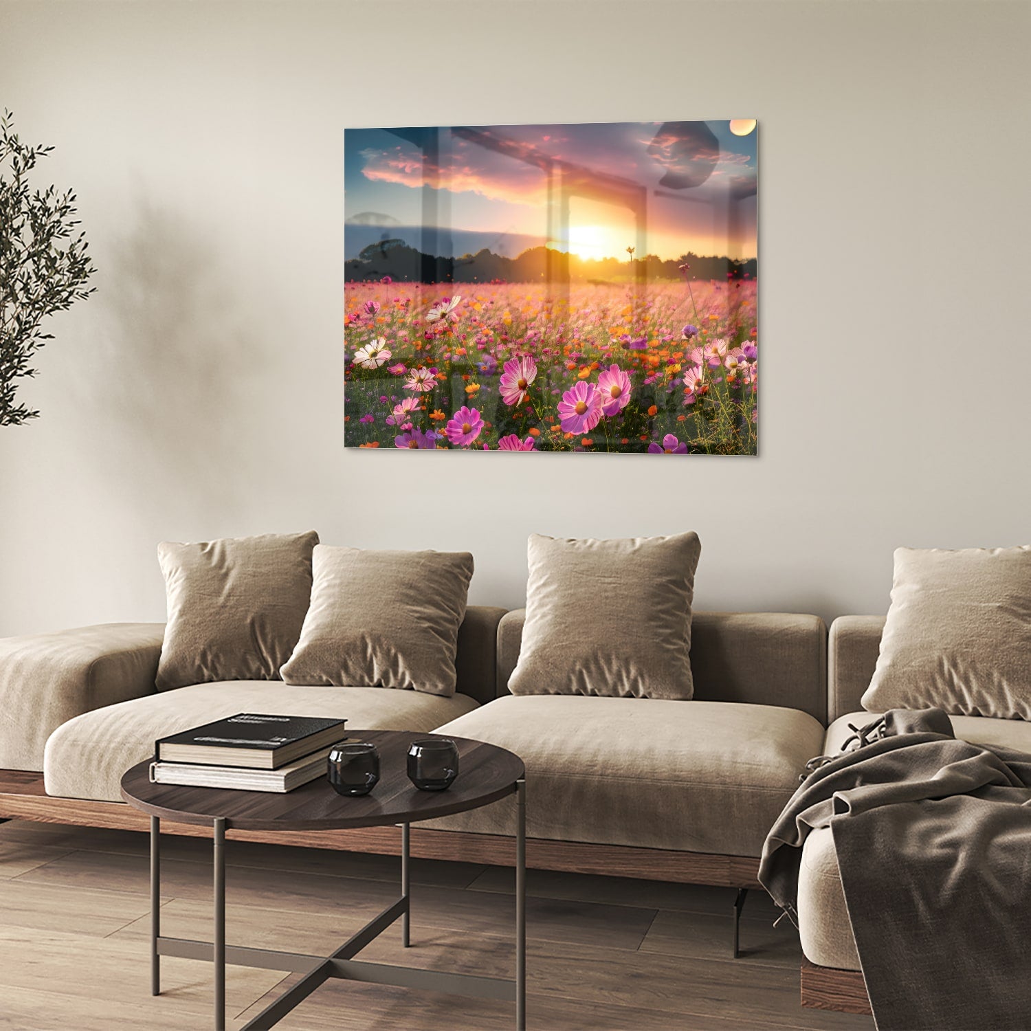 Glazen schilderij van een zonsondergang boven een kleurrijk bloemenveld.