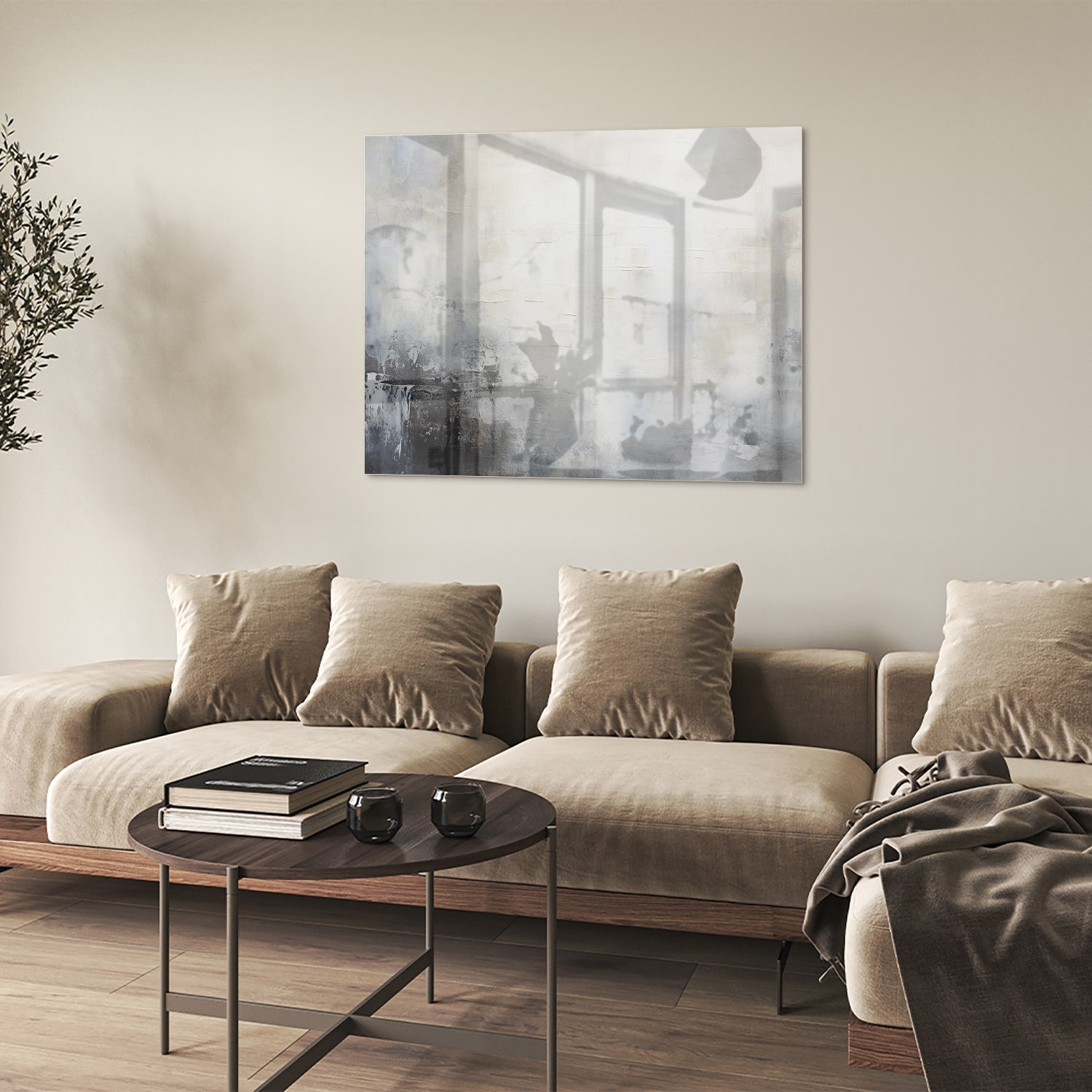 Abstract glazen schilderij met zachte kleuren aan de muur in een moderne woonkamer