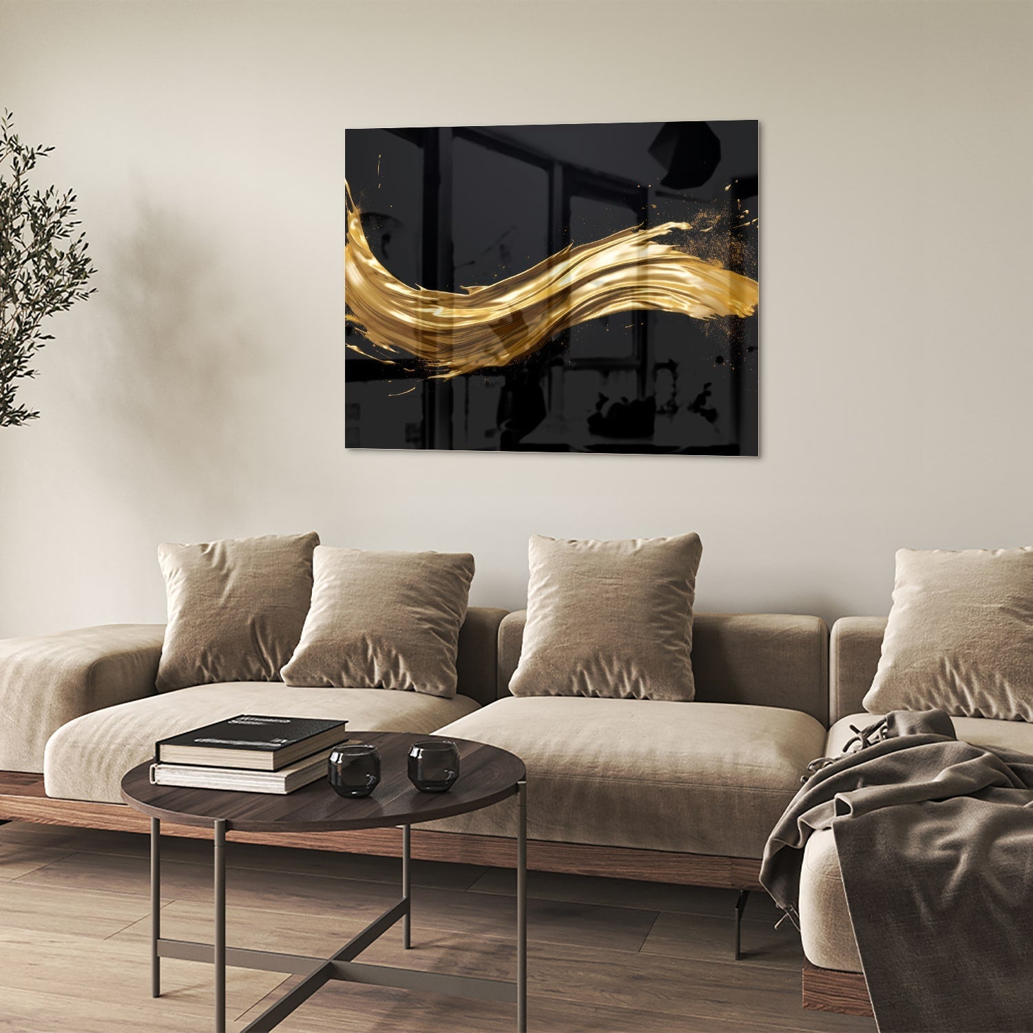 Glas schilderij met gouden glans op een zwarte achtergrond, hangend aan de muur.