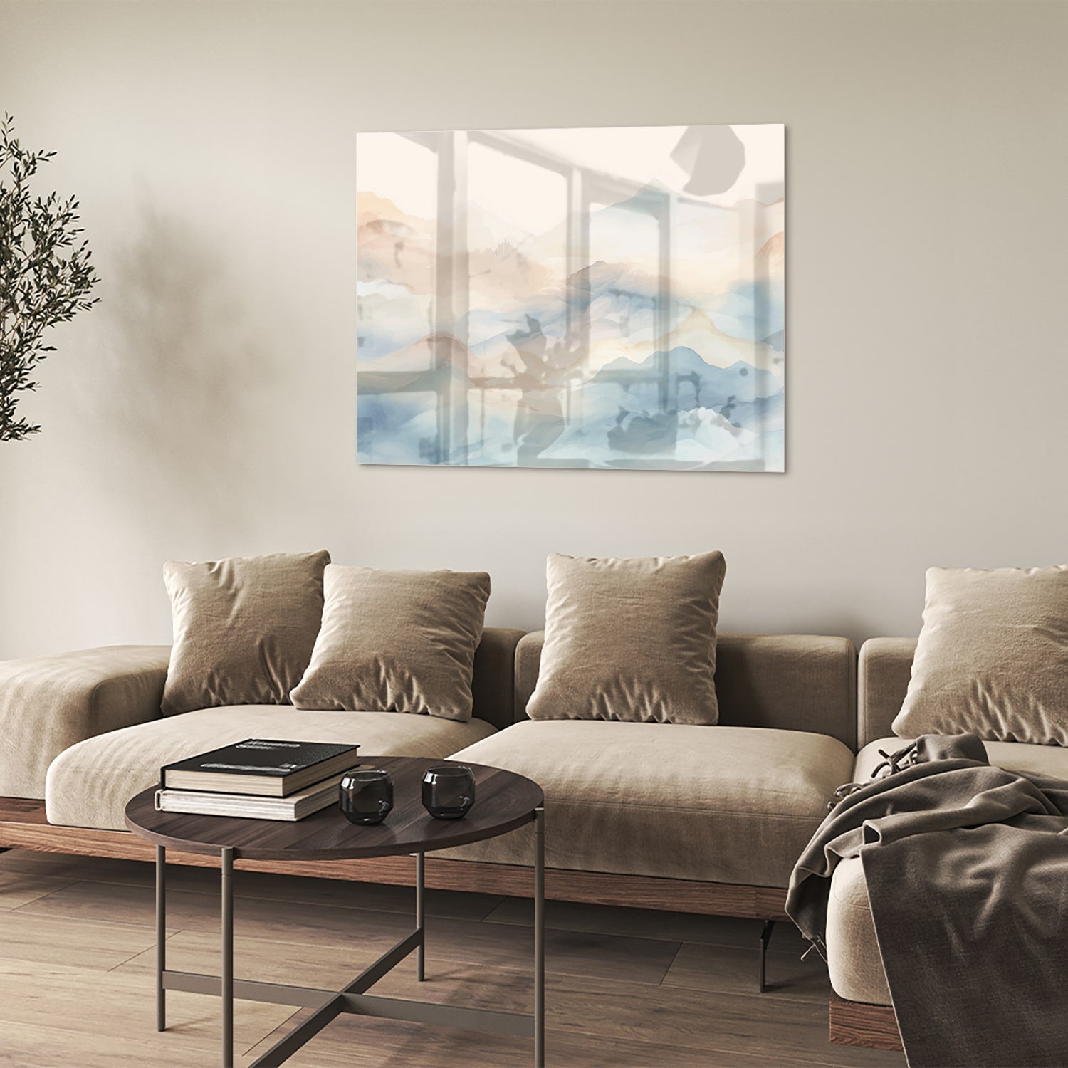 Glazen schilderij met een dromerig berglandschap in zachte blauwe en aardetinten.