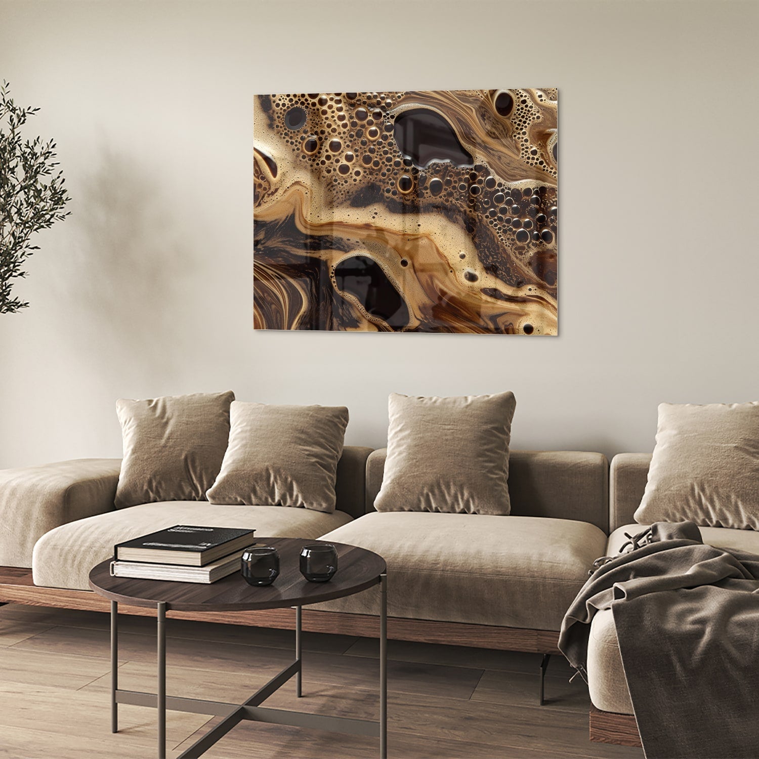 Abstract glazen schilderij met aardse kleuren en organische vormen, geschikt voor moderne interieurs.