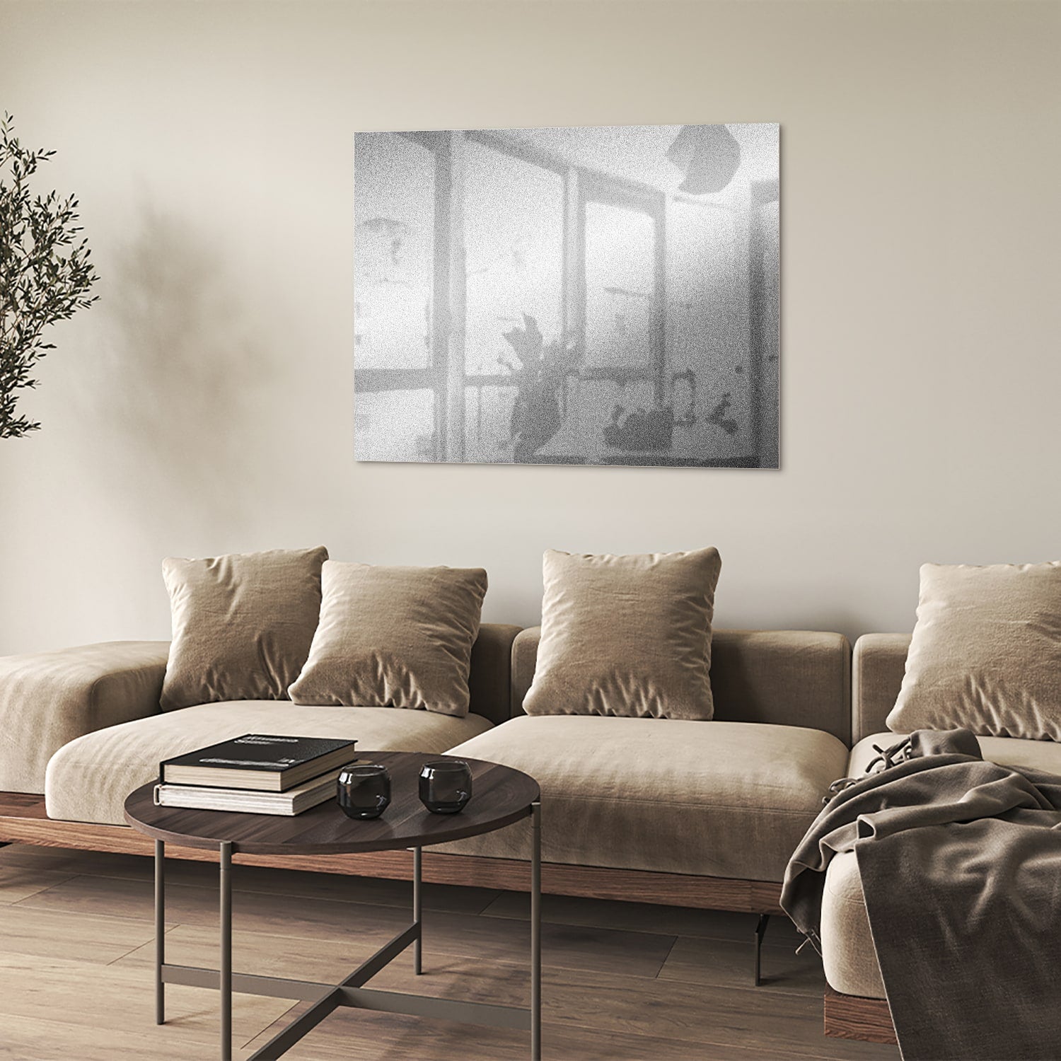 Minimalistisch glazen schilderij met reflecties in een sfeervolle kamer