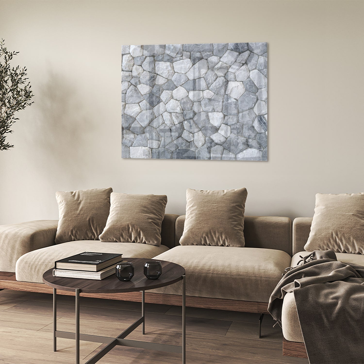 Glazen schilderij met een patroon van grijze stenen in een sfeervol interieur