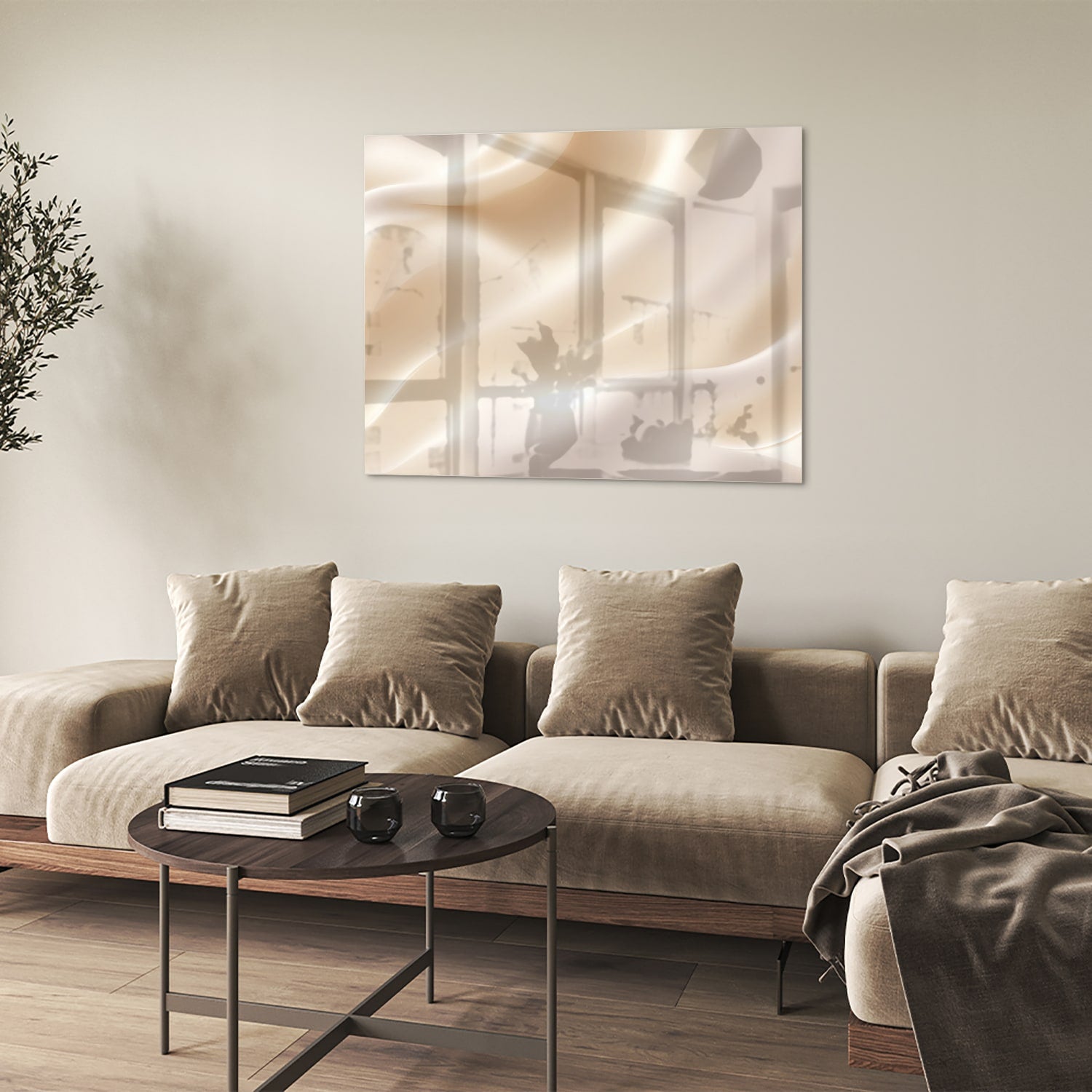 Minimalistisch glazen schilderij met warme tinten in een moderne woonkamer.