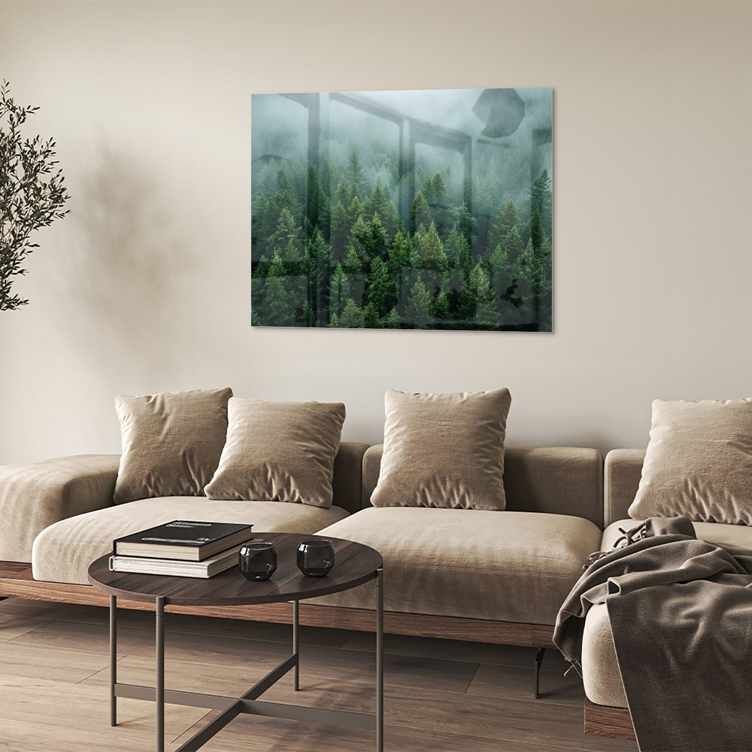 Glazen schilderij van dennenbossen in mist aan de muur