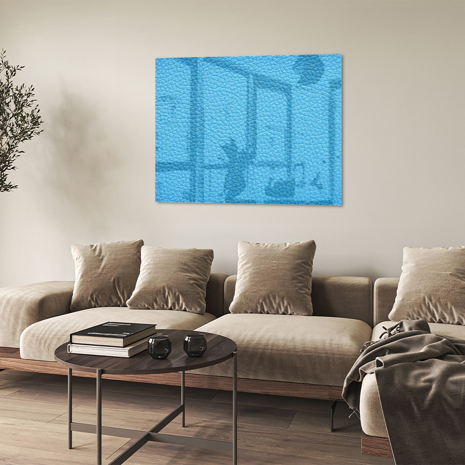 Blauw glazen schilderij met unieke textuur aan de muur in een moderne woonkamer