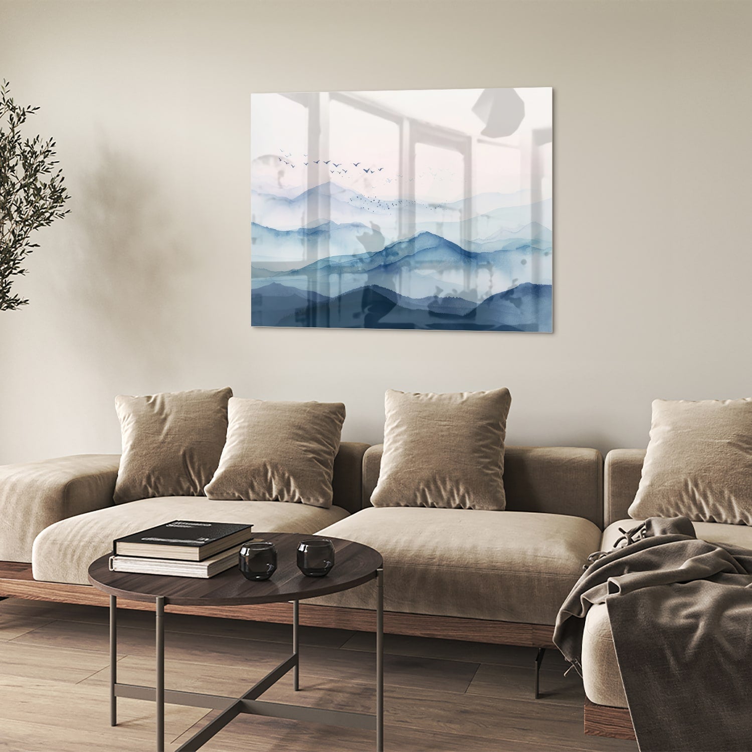 Glazen schilderij met blauwe bergen en pastelhemel, ideaal voor wanddecoratie.