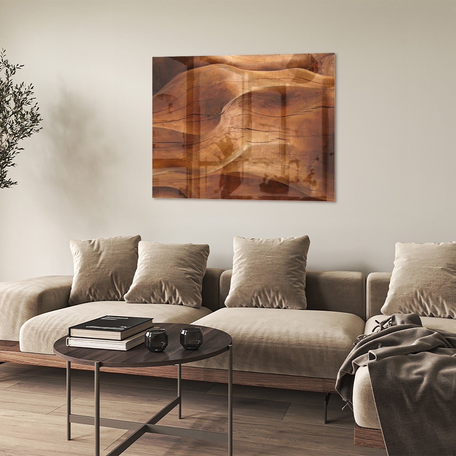 Abstract glazen schilderij met warme houttinten boven een moderne kast in een lichte woonkamer.