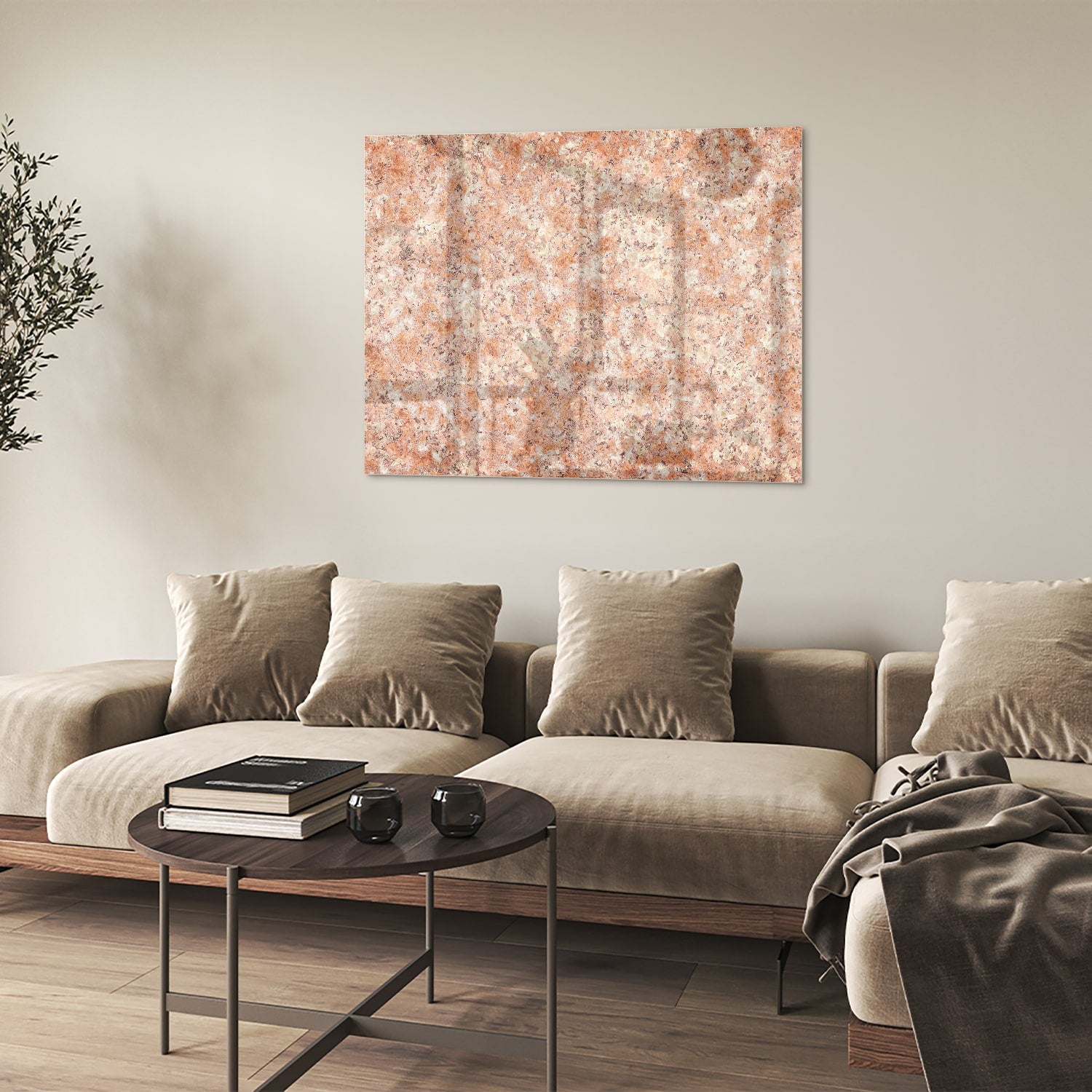 Glazen schilderij in zacht roze en goud aan de muur boven een houten kast