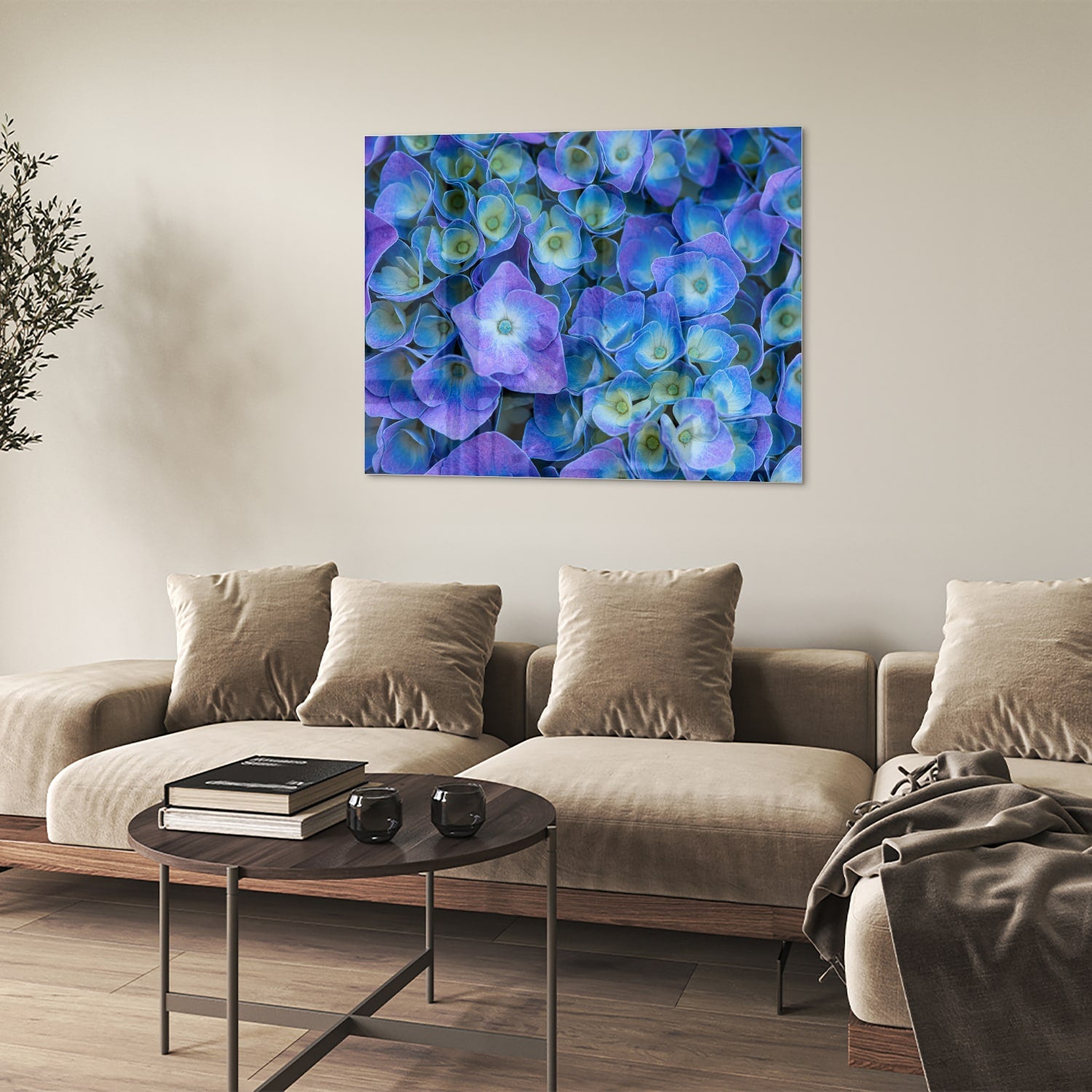 Glas schilderij met mooie blauwe bloemen aan de muur