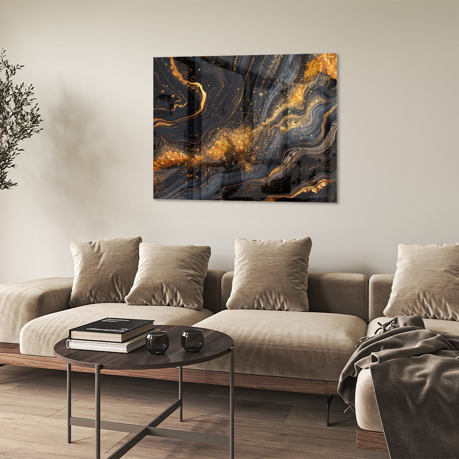Glas schilderij met een zwart en gouden marmerdesign aan de muur in een moderne woonkamer