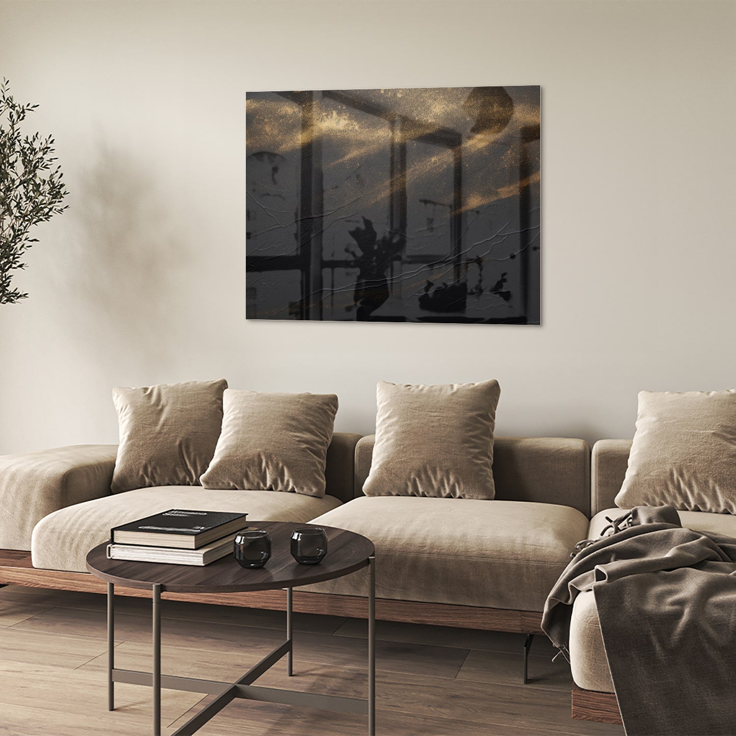 Elegant zwart glazen schilderij met gouden accenten aan de muur.