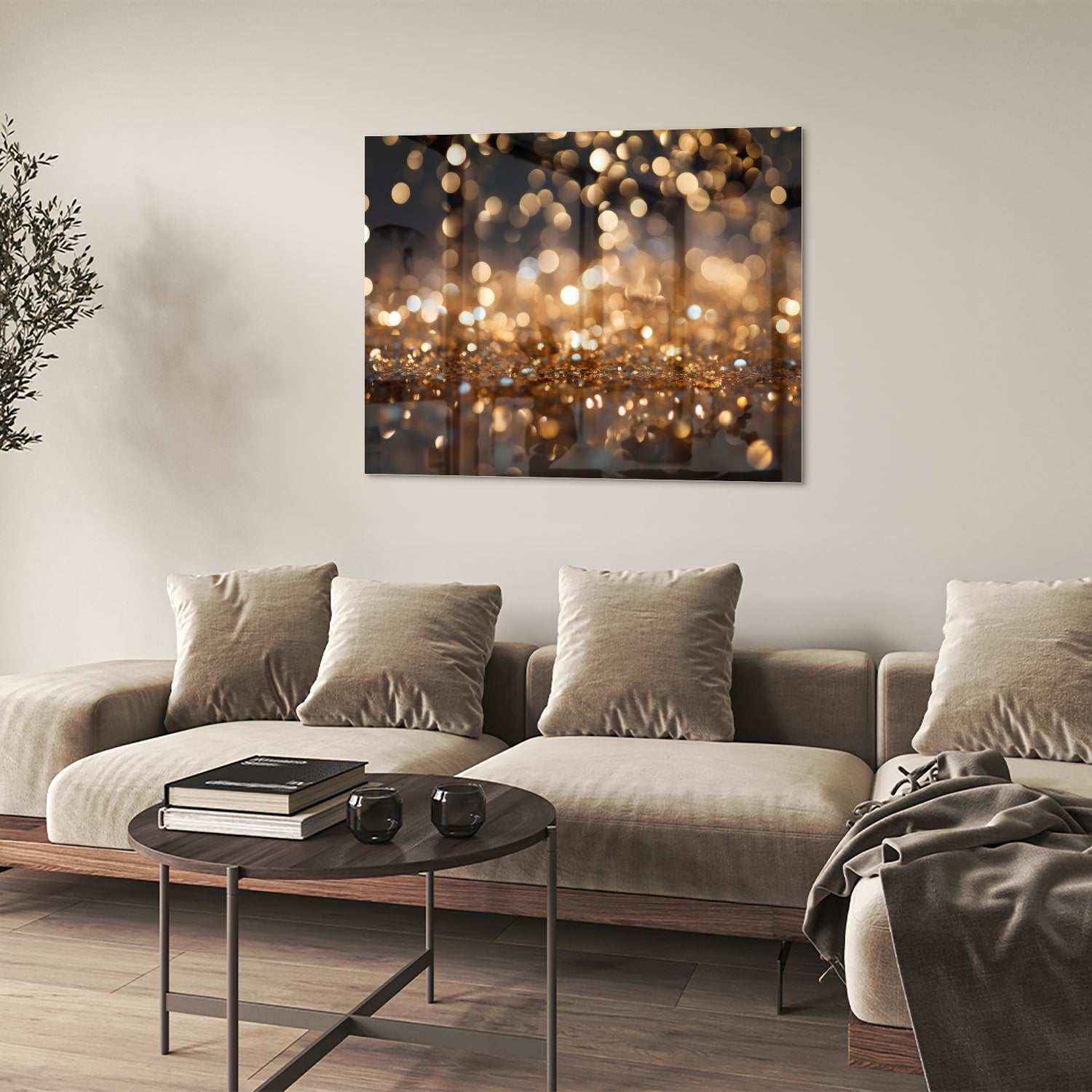 Glazen schilderij met gouden bokeh-effect aan de muur in een moderne woonkamer.