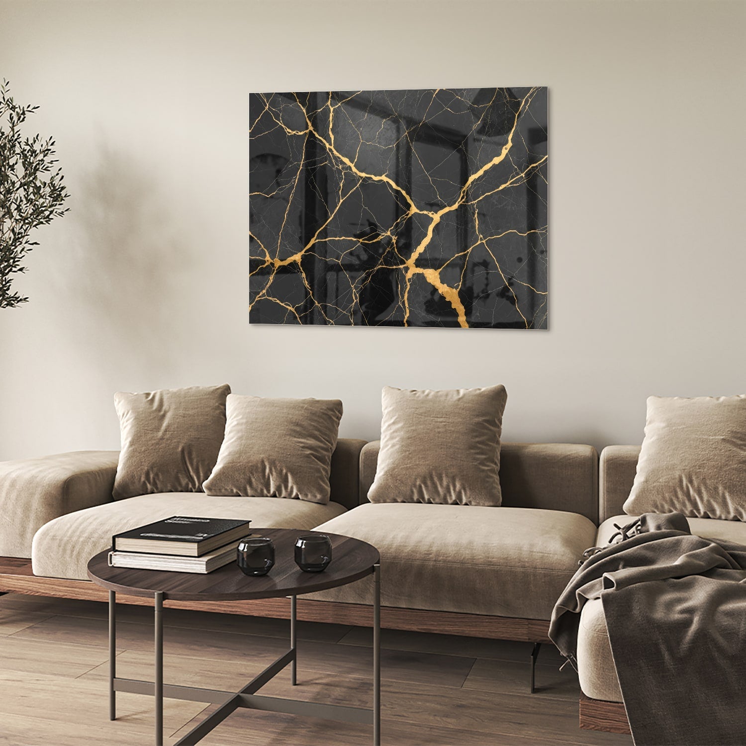 Glazen schilderij in zwart met gouden aderen, hangt aan een muur.