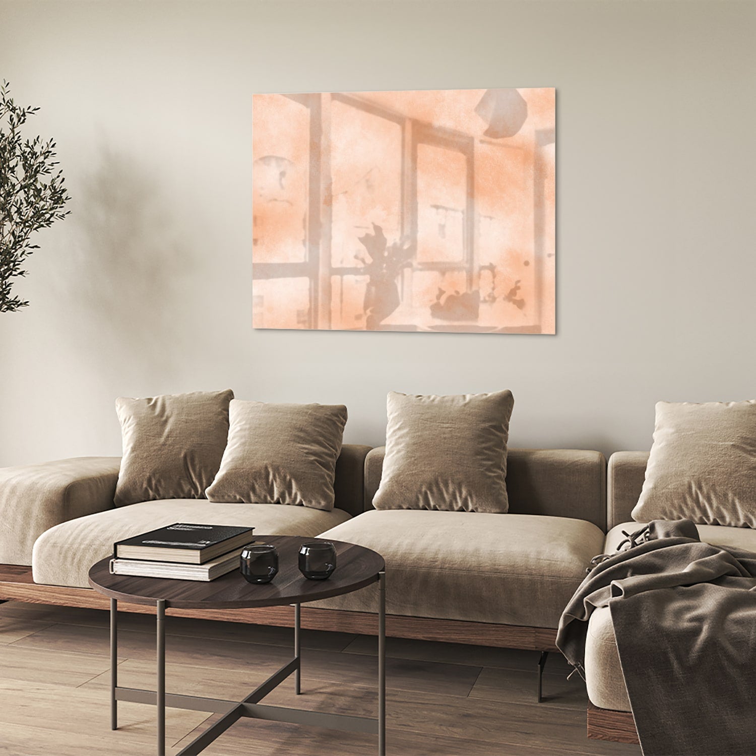 Glas schilderij in warme aardetinten hangt boven een houten kast in een moderne woonkamer.