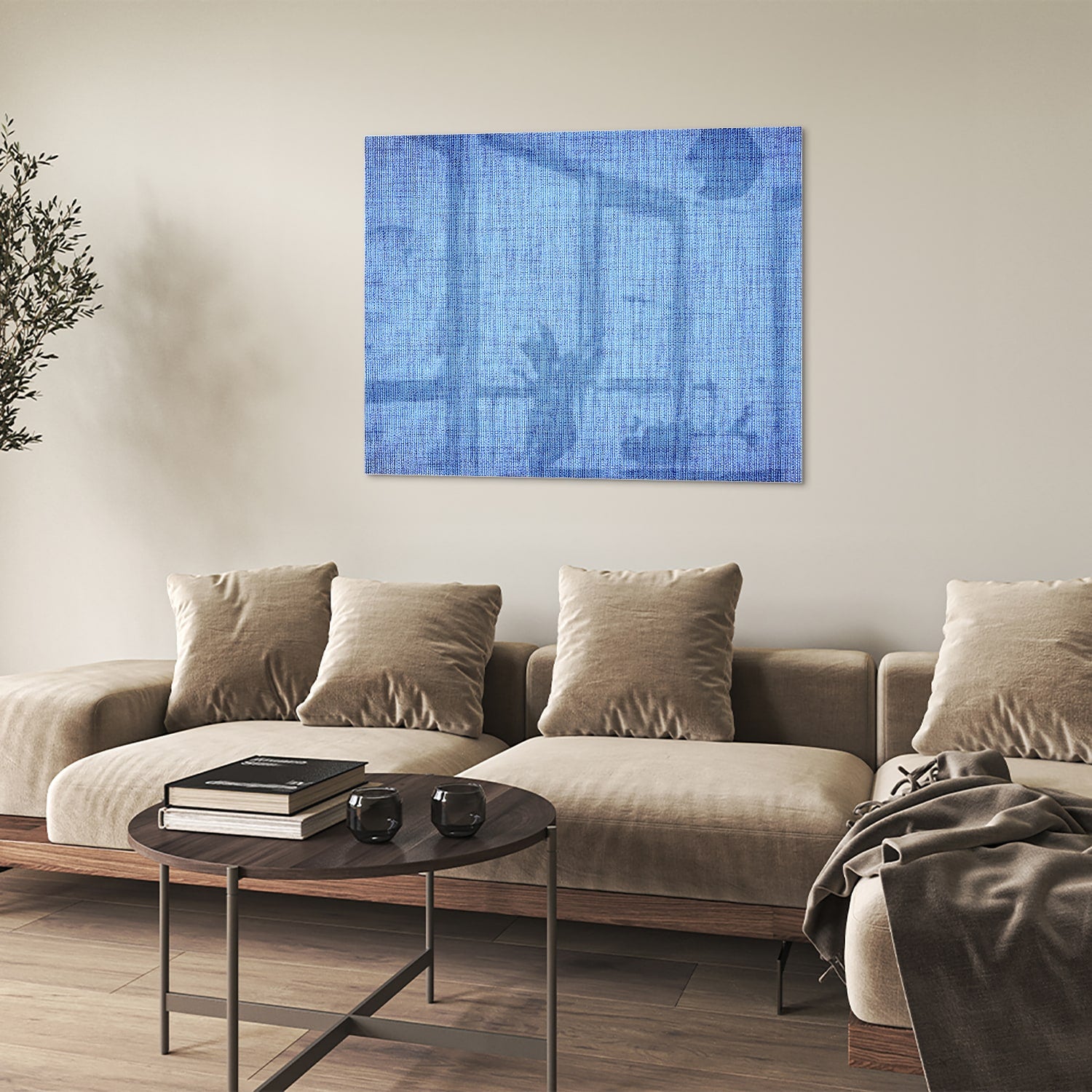 Blauw glazen schilderij aan de muur in een moderne woonkamer