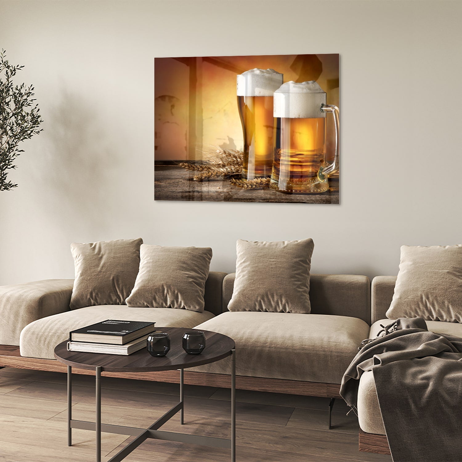 Glazen schilderij met twee volle bierglazen op een houten tafel