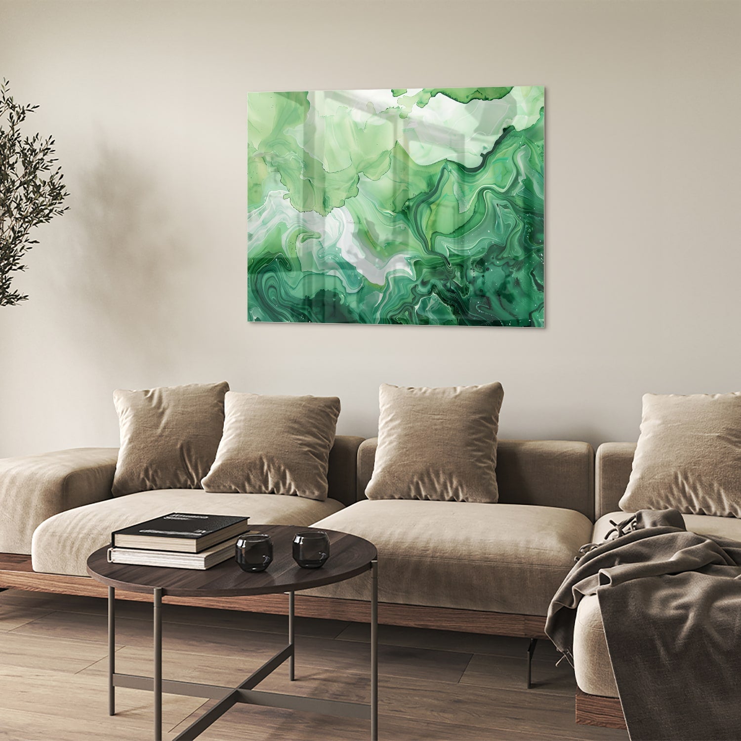 Een groen marmeren glazen schilderij dat hangt boven een kast in een moderne woonkamer.