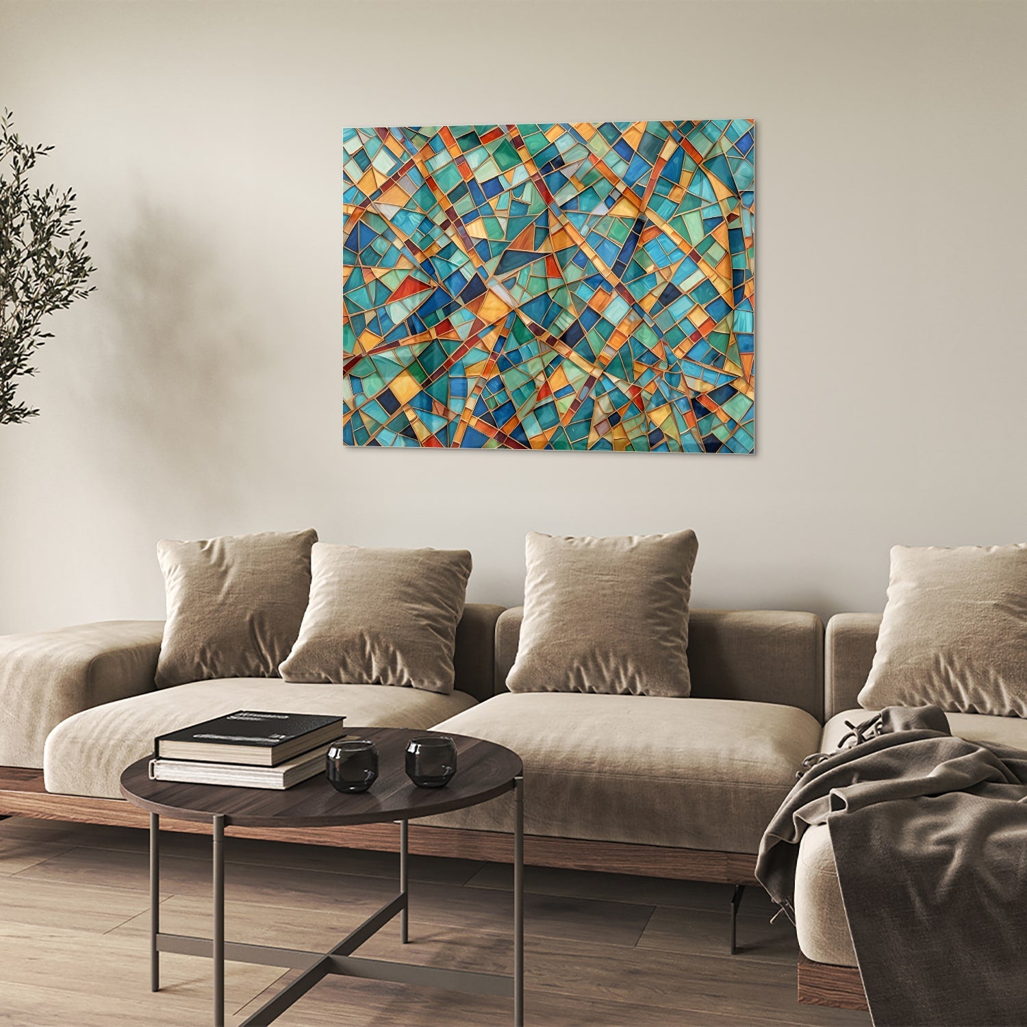 Kleurrijk abstract glazen schilderij aan de muur boven een houten meubel.
