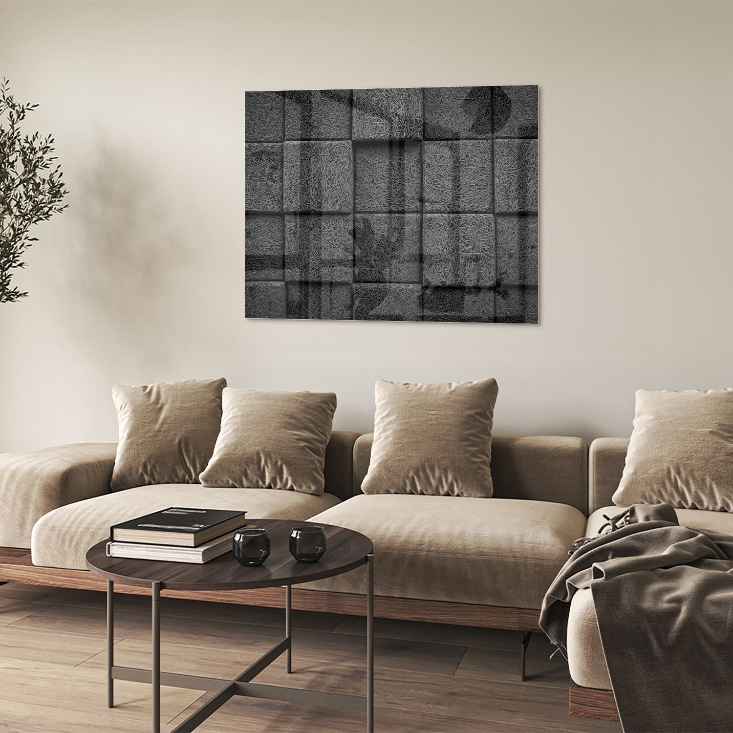 Abstract donker glazen schilderij aan een witte muur in een moderne woonkamer