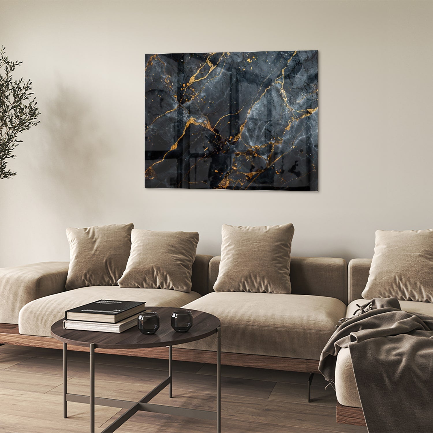 Glazen schilderij met marmerlook in zwart met gouden details aan de muur.
