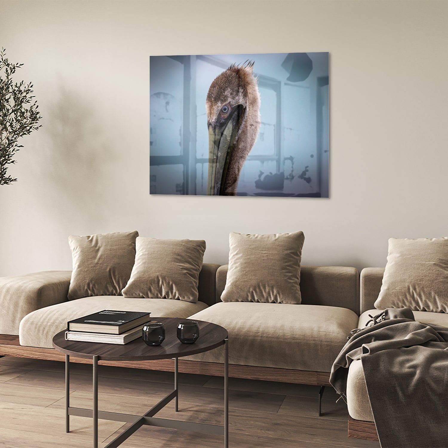 Glazen schilderij van een pelikan met een elegant design in een moderne woonkamer.