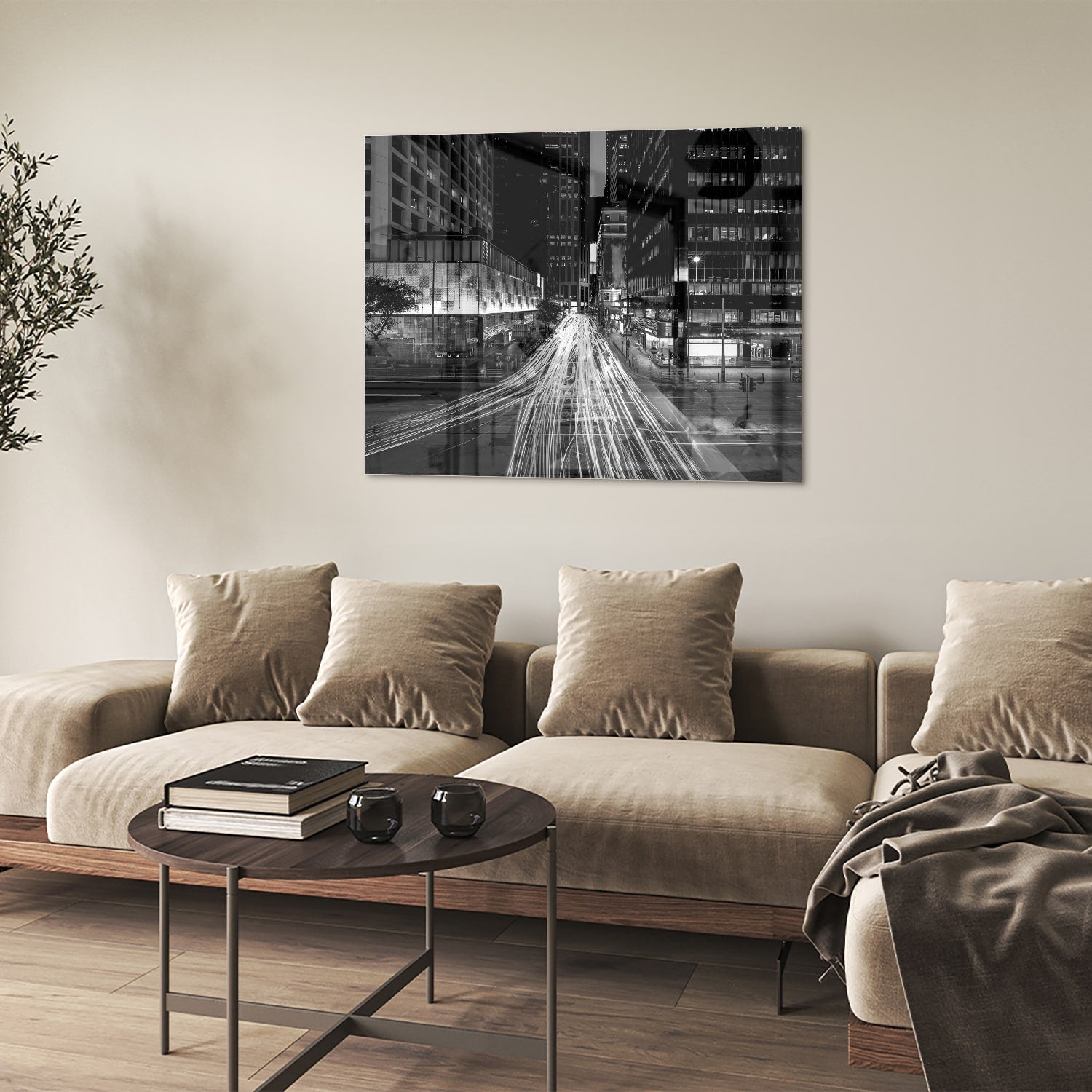 Glazen schilderij met stadslichten in zwart-wit boven een moderne meubelset.