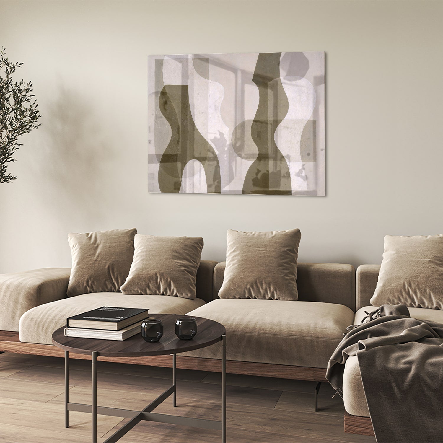 Moderne glazen schilderij met abstracte vormen in een woonkamer.