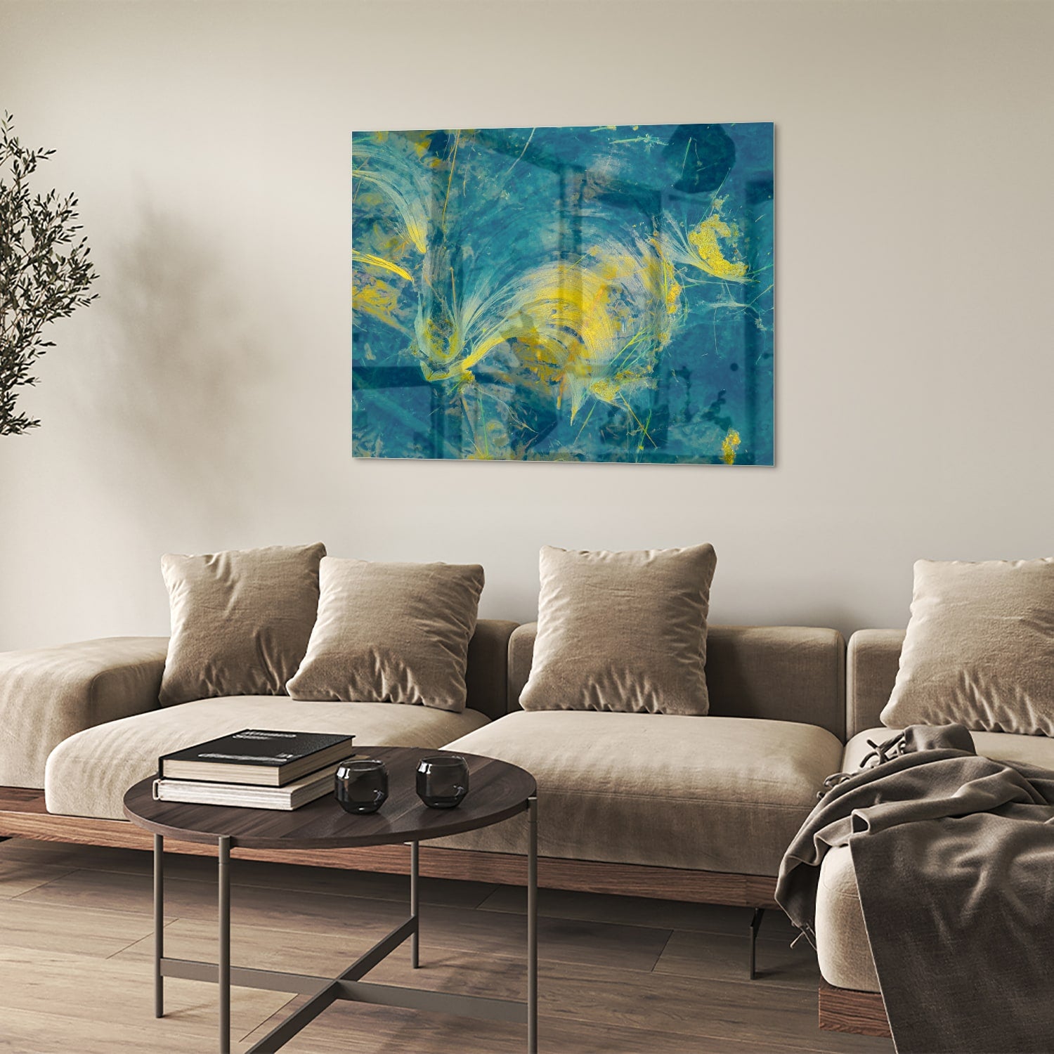 Abstract glazen schilderij met blauw en geel dat aan de muur hangt