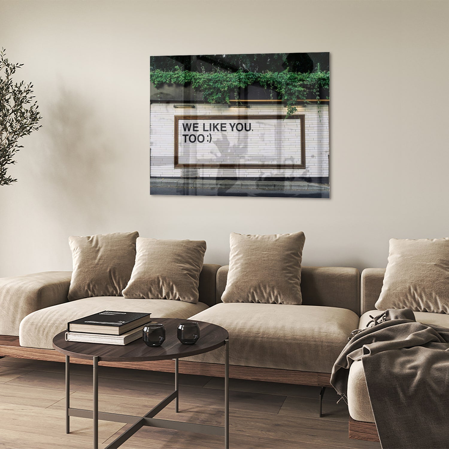 Glas schilderij met de tekst 'We Like You Too' en groene planten achtergronden.