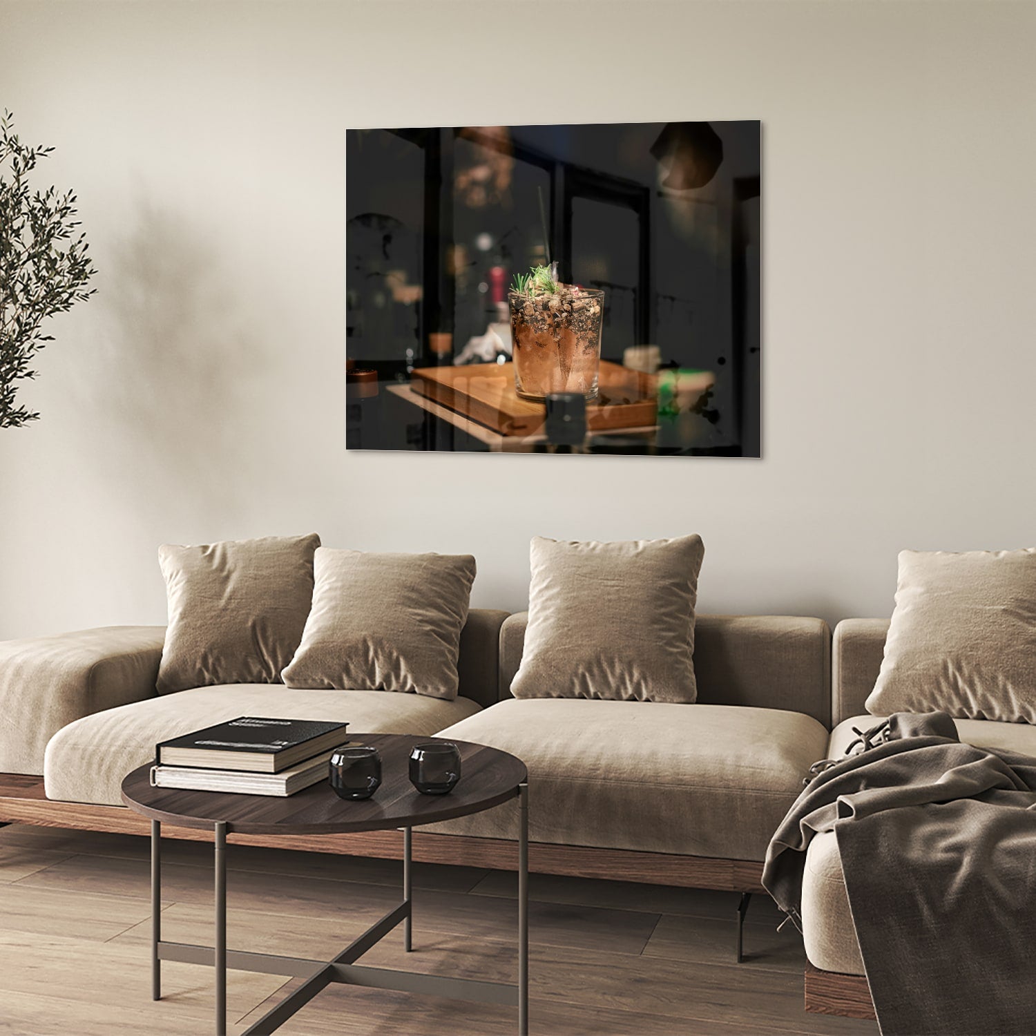 Glazen schilderij van een cocktail die sfeer en luxe uitstraalt.