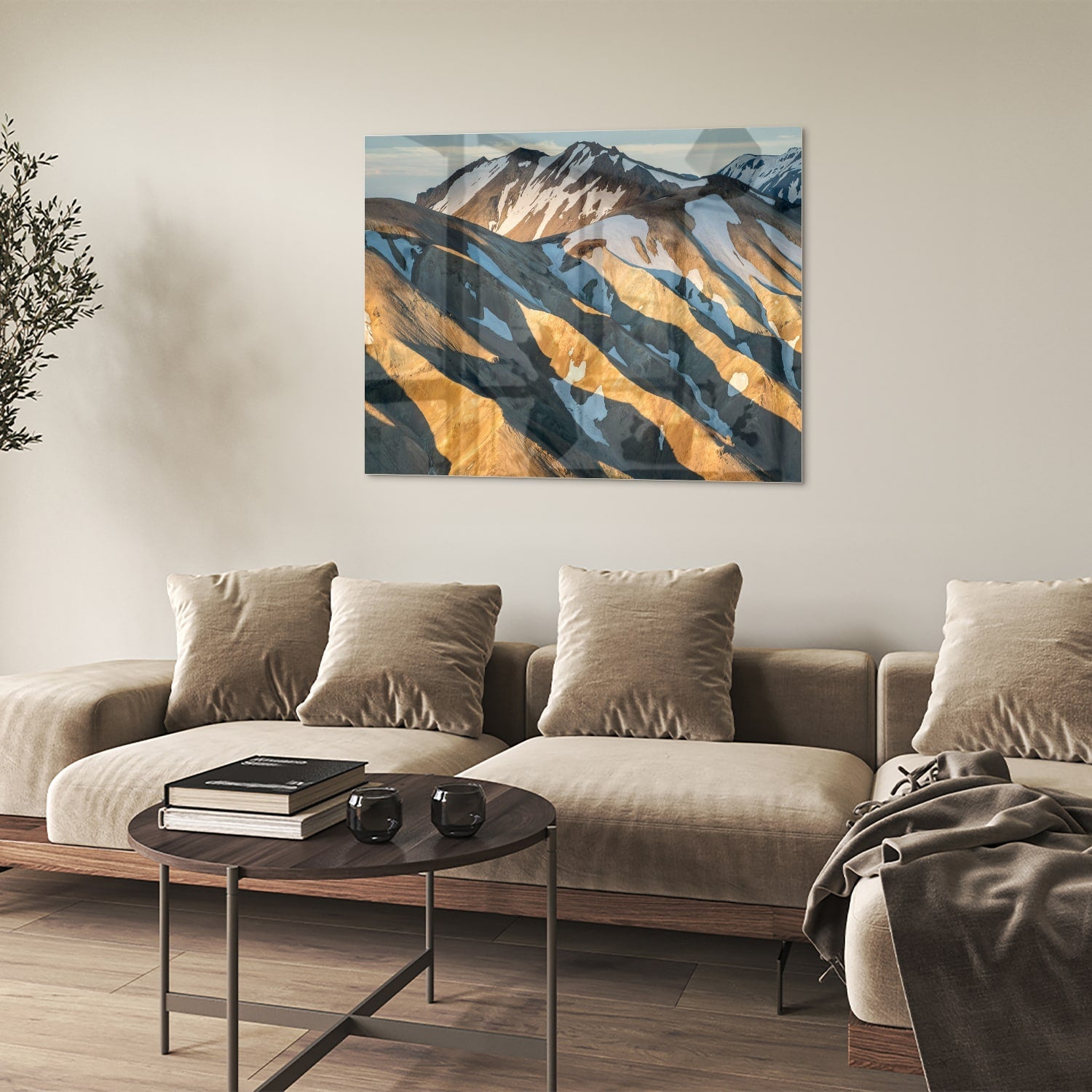 Glazen schilderij van bergen in blauw en goud, hanging in een stijlvolle kamer.