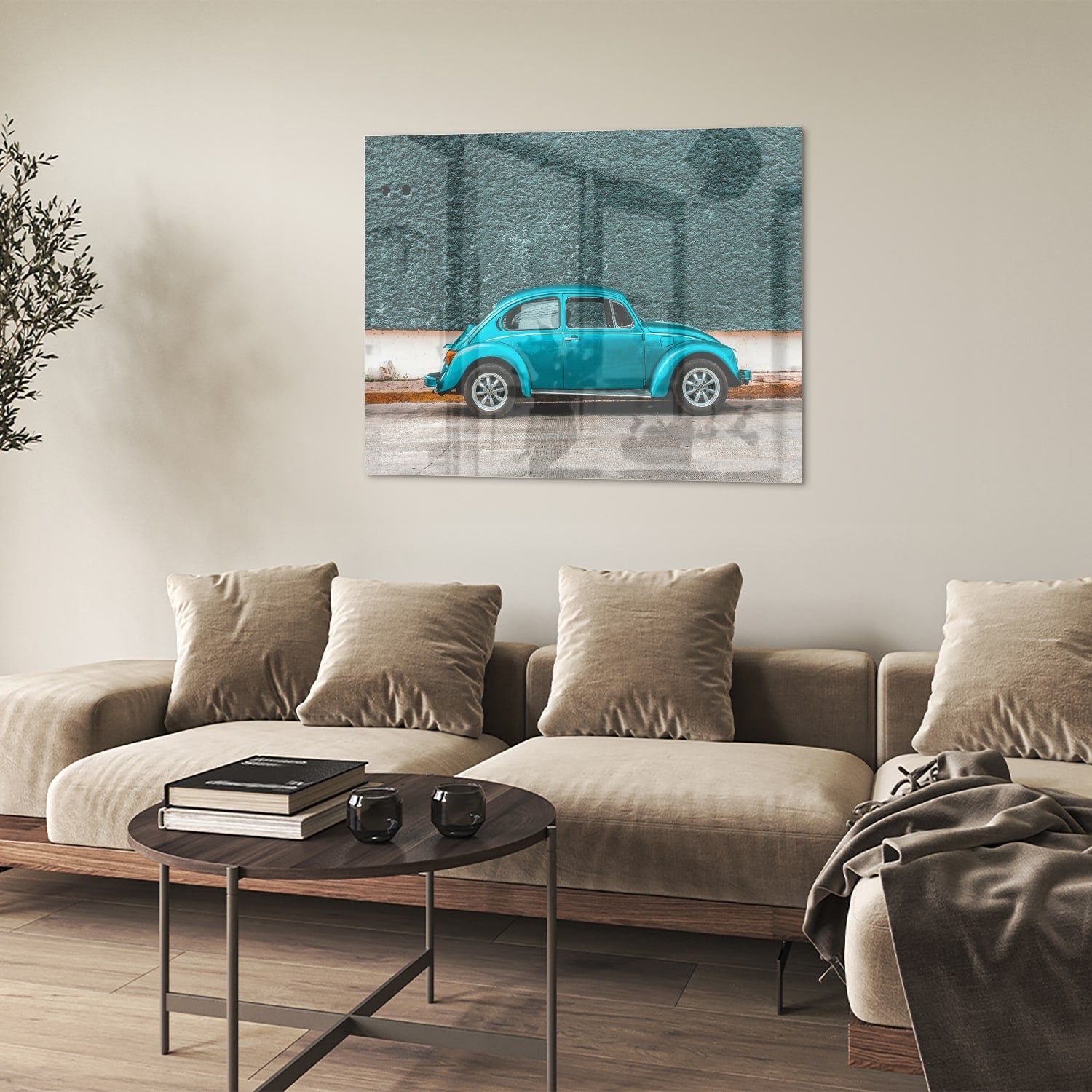 Glazen schilderij van een turquoise auto aan de muur in een moderne woonkamer.