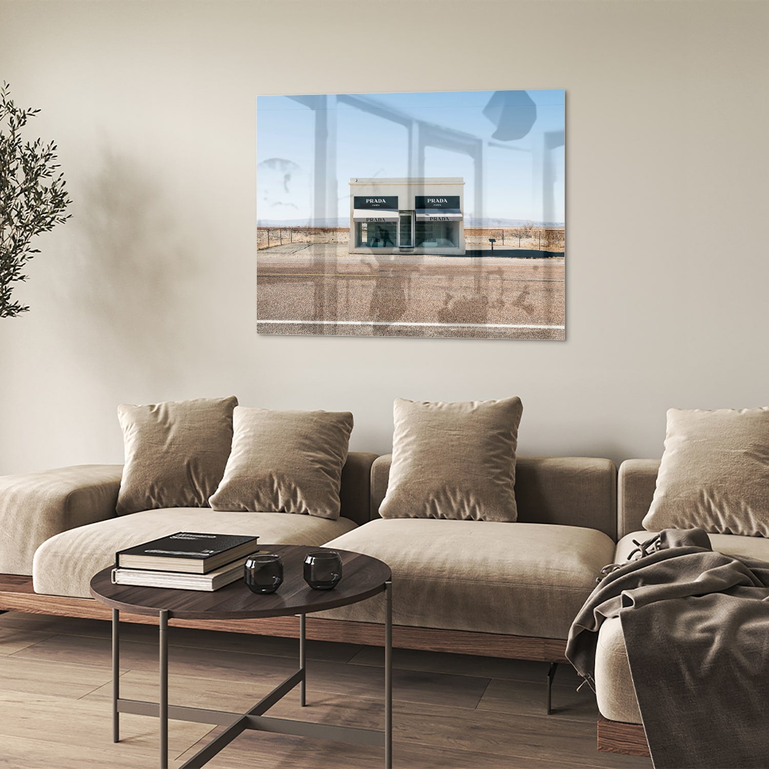 Glazen schilderij van een woestijnlandschap met moderne architectuur