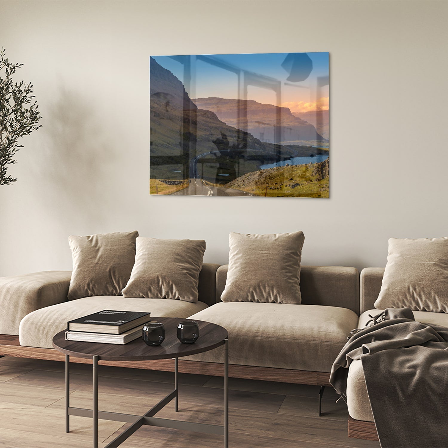 Glazen schilderij met uitzicht op bergen en een rivier in een modern interieur.