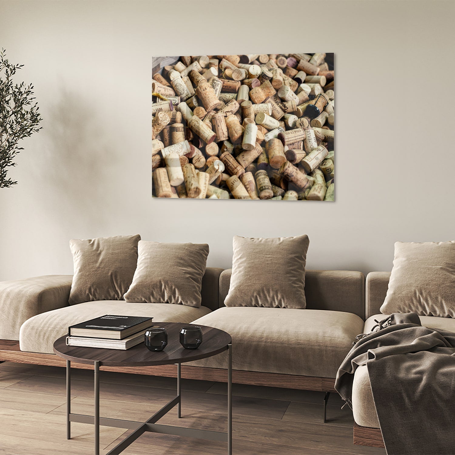 Glazen schilderij met een stapel wijnkurken op een muur.